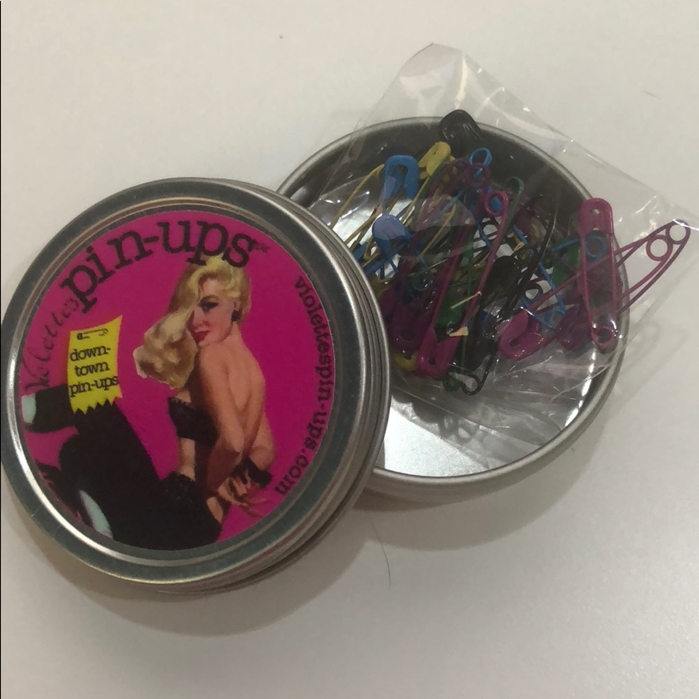 Pin ups - Picture 2 of 4